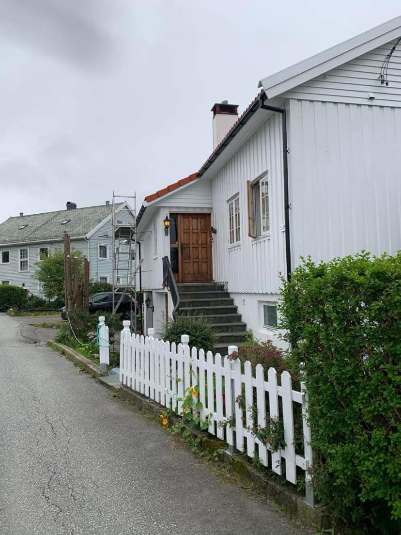 Sentrumsnaer Kjellerleilighet, Naer Sykehus Og Hogskole, Parkering Хёугесунн Экстерьер фото